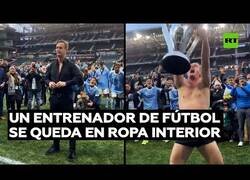 Enlace a Un entrenador de fútbol se desnuda para celebrar un título