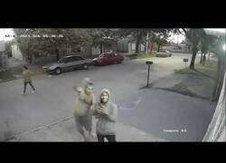 Enlace a Descubre a un ladrón con un machete y le hace mostrar su cara ante una cámara de seguridad