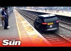 Enlace a Un coche se da a la fuga por las vías de tren