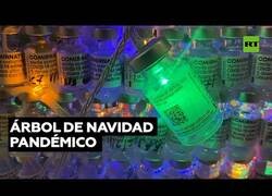 Enlace a Crean un árbol de navidad hecho con envases de vacunas