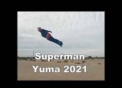 Enlace a Crean un dron con la forma y el tamaño real de Superman