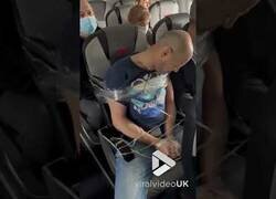 Enlace a Pasajero borracho acaba amordazado tras intentar romper una ventanilla del avión