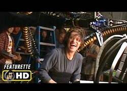 Enlace a Willem Dafoe (Duende Verde) prueba los brazos del Doctor Octopus durante la grabación de Spider-Man 2