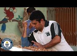 Enlace a El récord de romper más nueces con el codo en un minuto