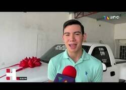 Enlace a Hombre con cáncer rifa su camioneta para pagar su operación y el ganador se la devuelve