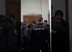 Enlace a Vecinas aconsejan a la policía cómo abrir una puerta