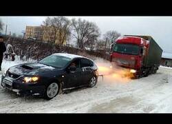 Enlace a Un Subaru Impreza intenta remolcar un camión en la nieve