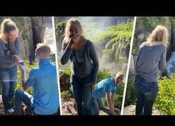 Enlace a Se le cae el anillo en las cataratas mientras pedía matrimonio a su chica