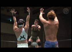 Enlace a La surrealista lucha libre japonesa