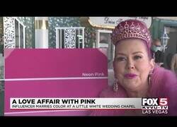 Enlace a Una mujer se casa... ¡con el color rosa!
