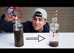 Enlace a Probando los polvos que convierten el agua sucia en agua potable