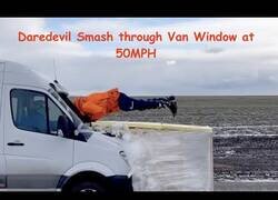 Enlace a Atravesando una furgoneta a 80 km/h