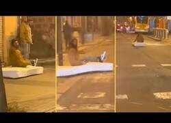 Enlace a Un hombre circula sobre un colchón por las calles de Badalona