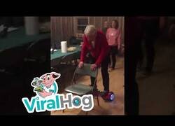 Enlace a Anciana de 88 años aprende a montar en hoverboard