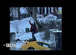 Enlace a Una mujer hunde su coche en el hielo y se hace selfies