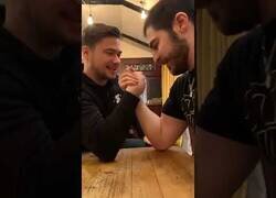 Enlace a Pulso entre colegas sale realmente mal