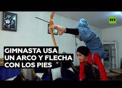 Enlace a Gimnasta de 11 años maneja el arco con los pies