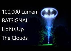 Enlace a Creando una 'Batseñal' en el cielo con 100.000 lúmenes