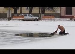 Enlace a Un hombre intenta sacar de un charco helado a un perro que no quiere salir