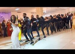 Enlace a Así es la entrada en una boda congoleña