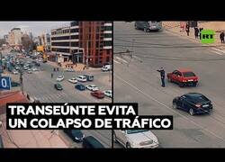 Enlace a Un transeúnte se presta a regular el tráfico de forma desinteresada