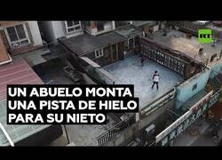Enlace a Un jubilado monta una pista de hielo en su patio para su nieto