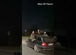 Enlace a Haciendo una barbacoa encima de un coche en marcha