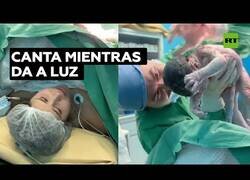 Enlace a Mujer libanesa canta mientras da a luz