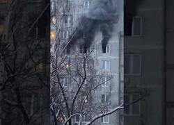 Enlace a Vecinos ayudan a una chica a saltar por la ventana en un incendio