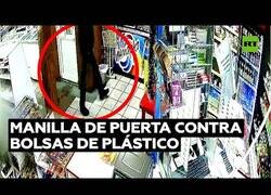Enlace a Un ladrón atraca una tienda con una manija de puerta y la cajera se defiende con bolsas de plástico