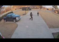 Enlace a Un repartidor se pone a jugar a basket con un niño