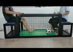 Enlace a La mesa en la que puedes jugar a fútbol mientras te tomas algo