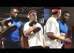 Enlace a Copiando ejercicios de la gente en gimnasios