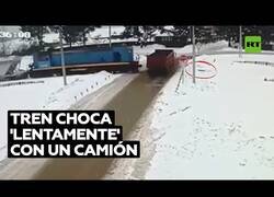 Enlace a Un perro casi es arrollado por un camión que, a su vez, es arrollado por un tren