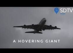 Enlace a Un avión queda suspendido en el aire por el fuerte viento en el aeropuerto de Heathrow, Londres