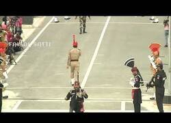 Enlace a El extraño cambio de guardia de la frontera entre Pakistán e India