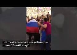 Enlace a Mexicano detiene un pelea entre rusos a gritos de: 