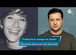 Enlace a Intérprete rompe a llorar al traducir el discurso del presidente ucraniano Zelenski