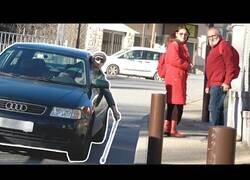 Enlace a Haciéndose pasar por ciego [Cámara oculta]