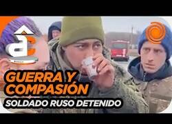 Enlace a Un soldado ruso se rinde y llora mientras ucranianos le dan de comer