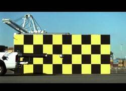 Enlace a ¿Qué pasa si lanzamos un balón a 80 km/h desde un coche que va a 80 km/h?