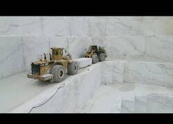 Enlace a Extrayendo mármol de una cantera gigante