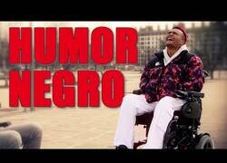 Enlace a Apostando al Humor Negro con un chico en silla de ruedas