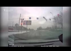 Enlace a Un coche esquiva un ataque en la ciudad de Kharkiv