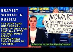 Enlace a La editora de un canal ruso interrumpe un informativo para mostrar un mensaje contra la guerra