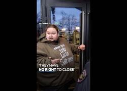 Enlace a Un ruso de 270 kilos se encadena a un McDonald's como protesta al cierre de la cadena en todo el país