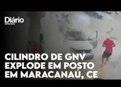 Enlace a Su coche explosiona mientras echaba carburante