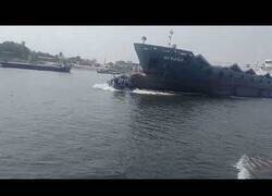 Enlace a Un carguero hunde un barco de pasajeros