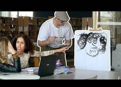 Enlace a Pintando retratos vergonzosos en la biblioteca [Cámara Oculta]