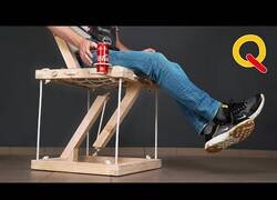 Enlace a La silla flotante que se mantiene por la tensegridad